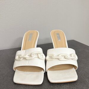 Chic White Chain Accent Mules EUC